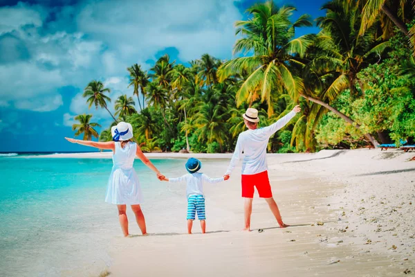 Gelukkig gezin met kind genieten van strandvakantie — Stockfoto