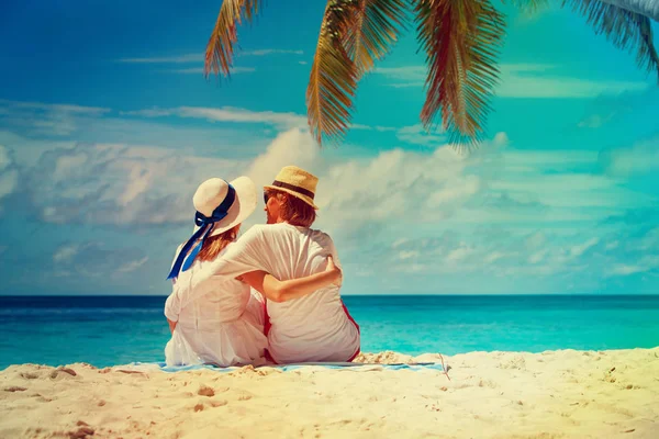 Gelukkig verliefde paar op tropisch strand — Stockfoto