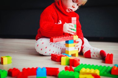 küçük bebek renkli plastik bloklarla oynama