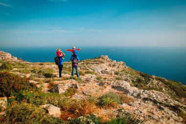 dağlarda hiking omuzlarında iki çocuklu aile