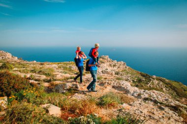 dağlarda hiking omuzlarında iki çocuklu aile
