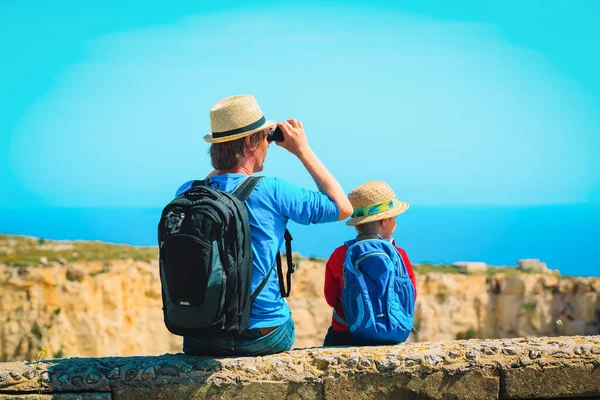 Семейный туризм - отец и сын с рюкзаком в горах — стоковое фото