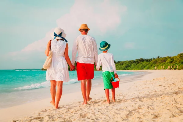 Gezin met kind in wandelen op het strand — Stockfoto