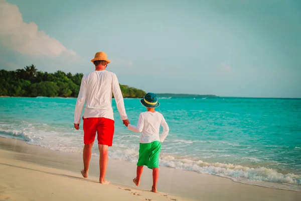 Padre con piccolo figlio che cammina sulla spiaggia — Foto Stock