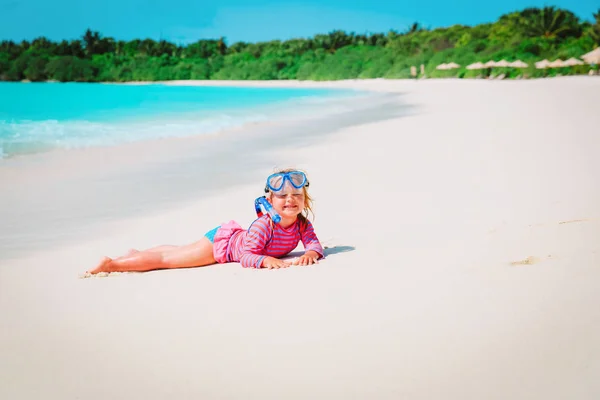 Söt liten flicka snorkling på stranden — Stockfoto