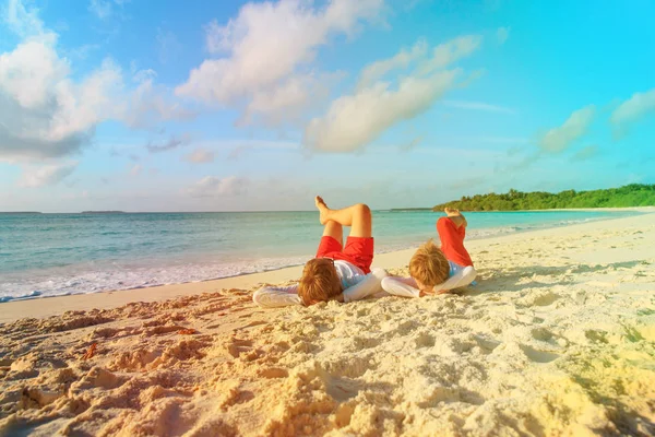 Padre e figlio divertirsi sulla spiaggia — Foto Stock