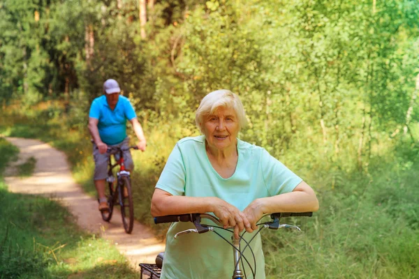 Heureux couple aîné à vélo dans la nature — Photo