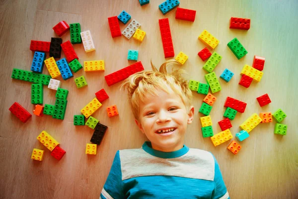 かわいい男の子は、プラスチック製のブロックで遊んで大好き — ストック写真