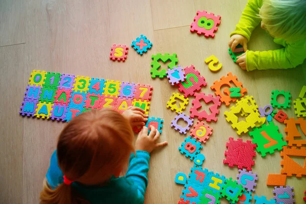 Barn som leker med pussel, lära sig siffror och former — Stockfoto