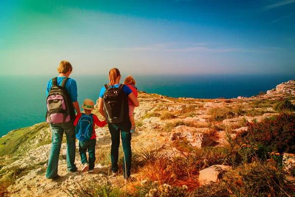 Familia con niños senderismo en las montañas de verano — Foto de Stock