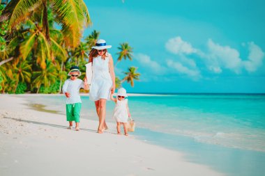 Anne ile küçük oğlu ve kızı yürüyüş sahilde