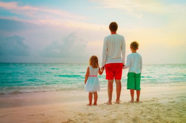 Baba ile oğlu ve kızı sunset beach adlı elele
