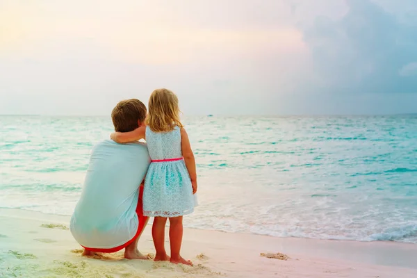 Padre e figlioletta abbraccio sulla spiaggia — Foto Stock