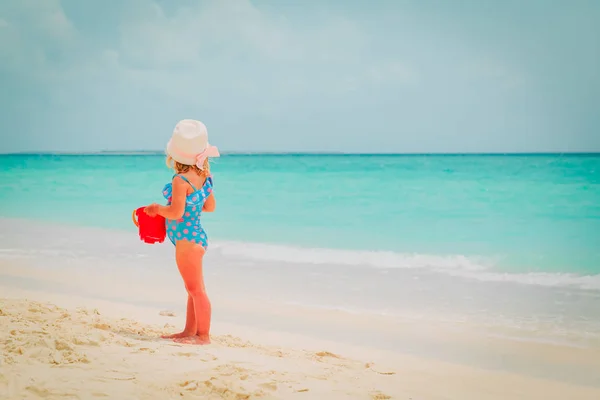 Linda niña jugar con arena en la playa —  Fotos de Stock