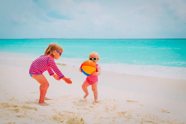 Schattige meisjes spelen bal op strand — Stockfoto