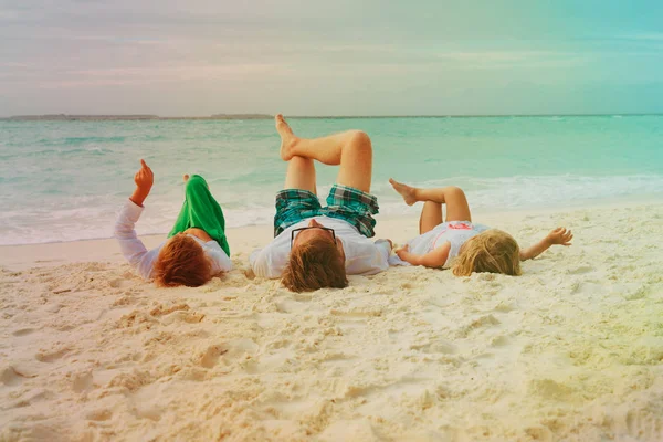 Otec s malými sond a dcera relaxaci hrát na pláži — Stock fotografie
