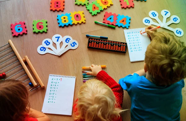 Barnen lära sig siffror, abacus beräkning — Stockfoto