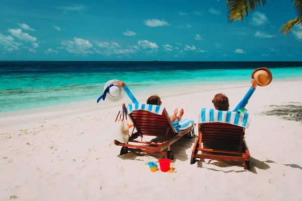 Coppia felice rilassarsi su una spiaggia tropicale — Foto Stock