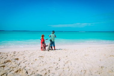 küçük erkek ve kız plaj Bisiklet