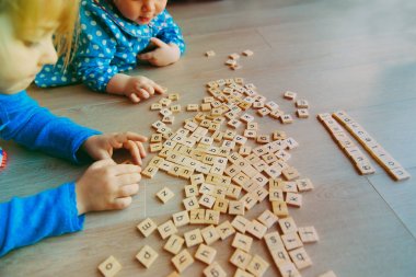 çocuklar oyun harf bulmaca okul veya bakım ile