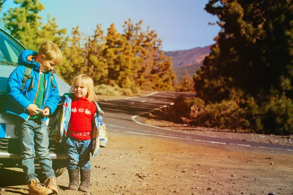 Маленький хлопчик і дівчинка подорожують на машині в дорозі — стокове фото