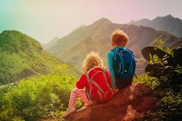 男の子と女の子の山で旅行します。 — ストック写真