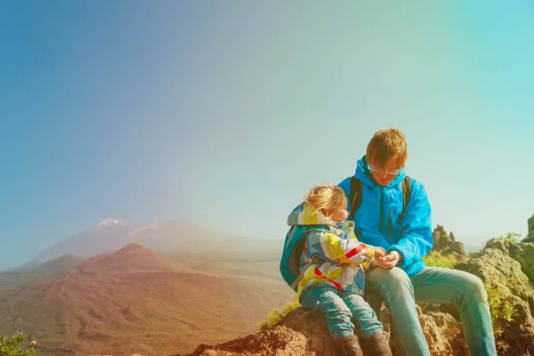 Отец и маленькая дочь путешествуют в горы — стоковое фото