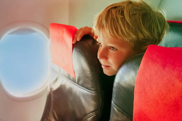 Niños viaje- lindo niño en avión — Foto de Stock