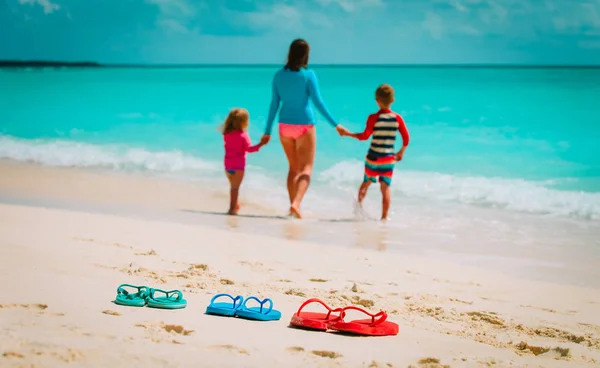 Anne, oğlu ve kızı sahilde. — Stok fotoğraf