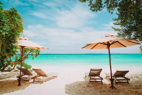 Sillas de playa en vacaciones tropicales — Foto de Stock