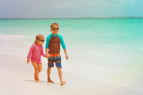 Malý chlapec a dívka chodit v létě beach — Stock fotografie