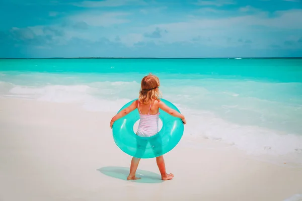 Bambina andare a nuotare sulla spiaggia — Foto Stock