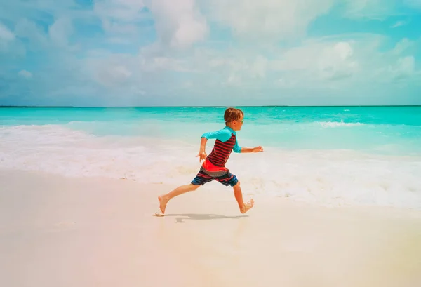 Szczęśliwy chłopiec run gra na plaży — Zdjęcie stockowe