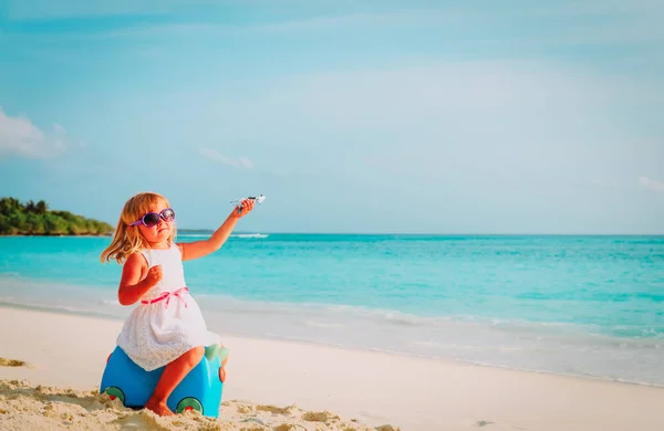 Linda niña viajan en la playa de verano —  Fotos de Stock