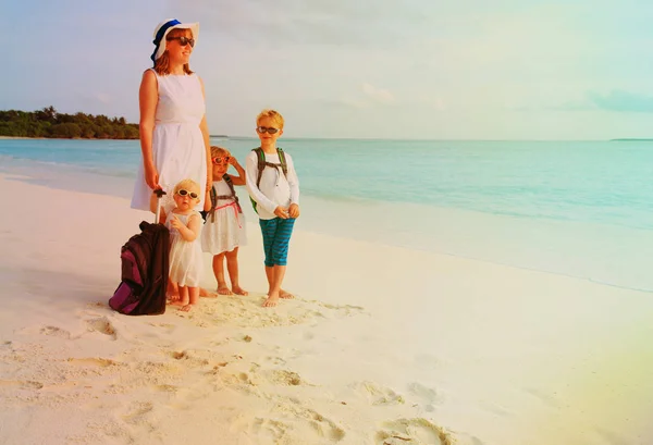 Madre con niños viajan en la playa tropical —  Fotos de Stock