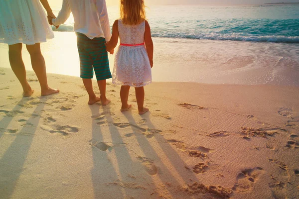 Мать с сыном и дочерью гуляют по песчаному пляжу — стоковое фото