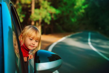 mutlu küçük kız yolda araba ile seyahat