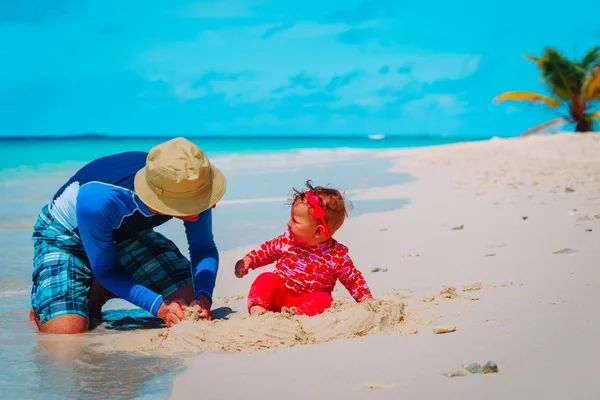 Vader en dochtertje spelen op strand — Stockfoto
