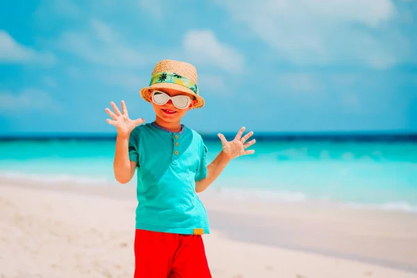 Küçük çocuk having fun beach tatil — Stok fotoğraf