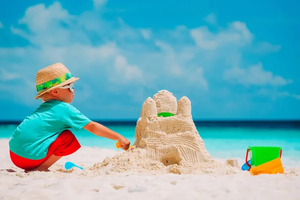 Mały chłopiec zamek budynku piasku na plaży — Zdjęcie stockowe