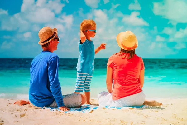 Famille avec petit fils en vacances à la plage tropicale — Photo