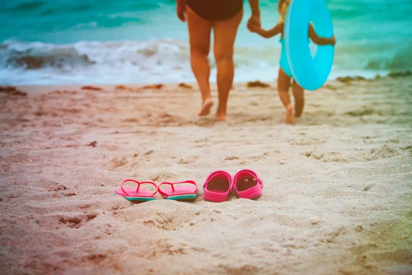 Madre e figlia andare a nuotare in spiaggia — Foto Stock