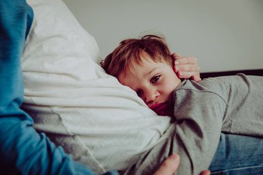 üzgün çocuk sarılma baba evde, üzüntü, acı, depresyon