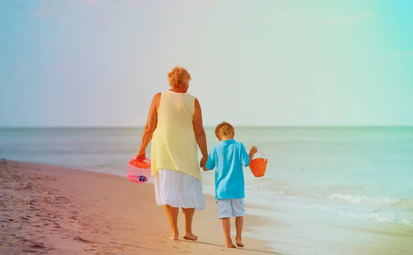 손자와 할머니는 해변에서 산책 — 스톡 사진
