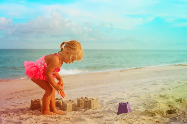 Little girl play with sand on beach — Stock Photo, Image