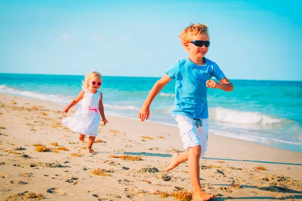 Šťastný malý chlapec a dívka na pláži — Stock fotografie