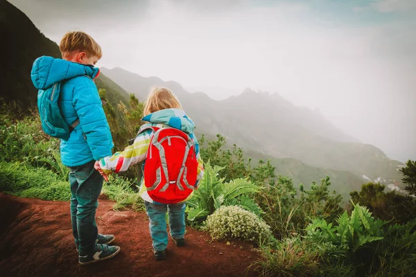 Menino e menina viajam nas montanhas — Fotografia de Stock