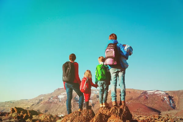 Familj med barn vandring i bergen — Stockfoto