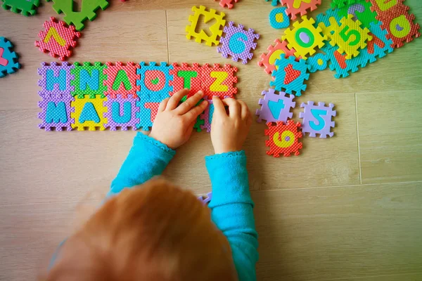 küçük kız öğrenme sayı ve şekiller, oyun bulmaca ile