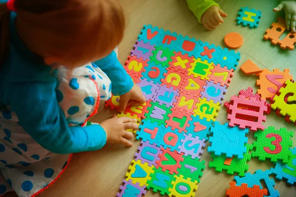 Dzieci gry z puzzle, nauka liter i cyfr — Zdjęcie stockowe